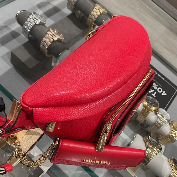 MICHAEL KORS
Maisie Large Pebbled Leather 2-in-1 Sling Pack
Bright Red
NWT - Picture 16 of 16